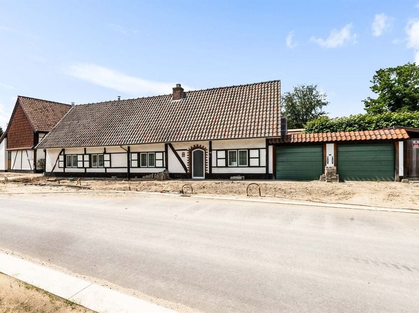 Situation :<br />
Située dans le cadre verdoyant de Godsheide, cette ferme carrée unique bénéficie d'un emplacement paisible, à seulement quelques min