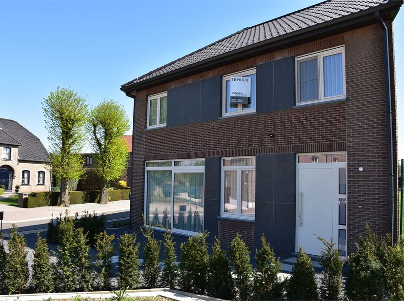 Deze woning werd gerenoveerd, en is instapklaar, geschilderd, met gordijnen en verlichting.<br />
<br />
Indeling : inkomhal, wc, woonkamer met open k