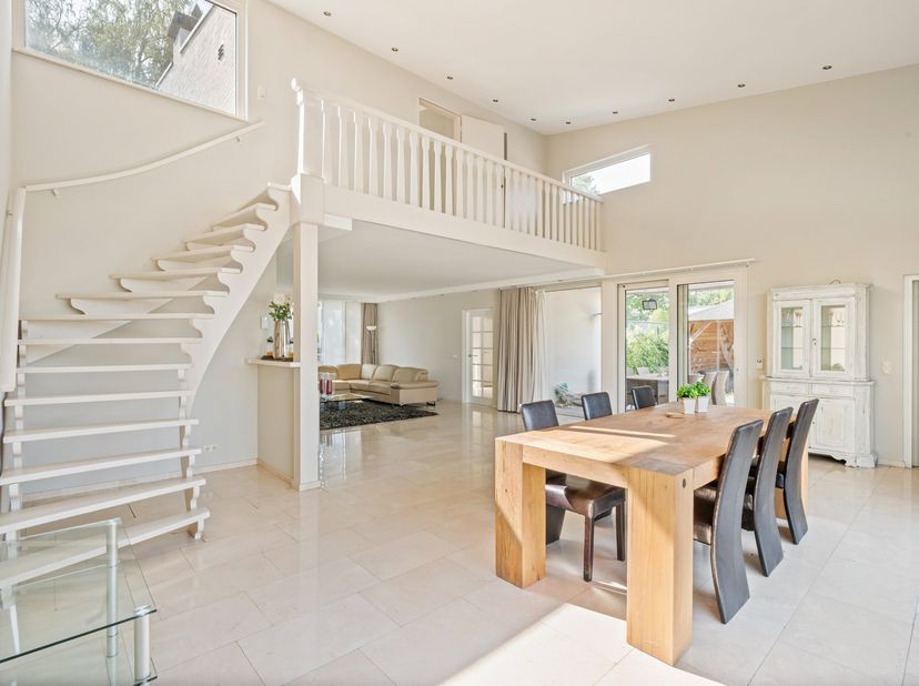 Deze op te frisse laagbouwwoning is gelegen langs de verbindingsweg tussen Weelde en Poppel, op een mooi perceel van ca. 1.700 m². De woning biedt all