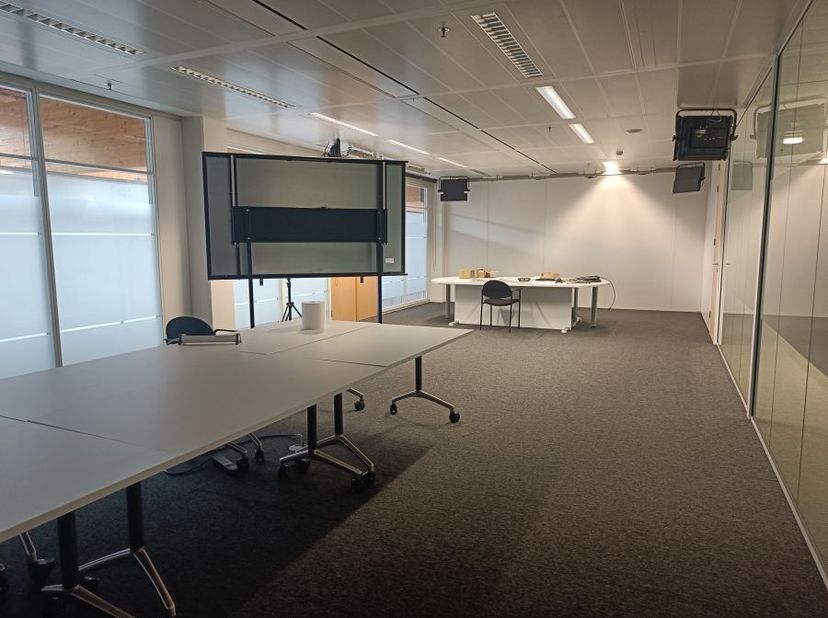 --------<br />
opsplitsbaar<br />
<br />
a louer - Bureau (3 units, 55 - 340 m²)<br />
Bureau (3): 55 - 340 m²<br />
--------