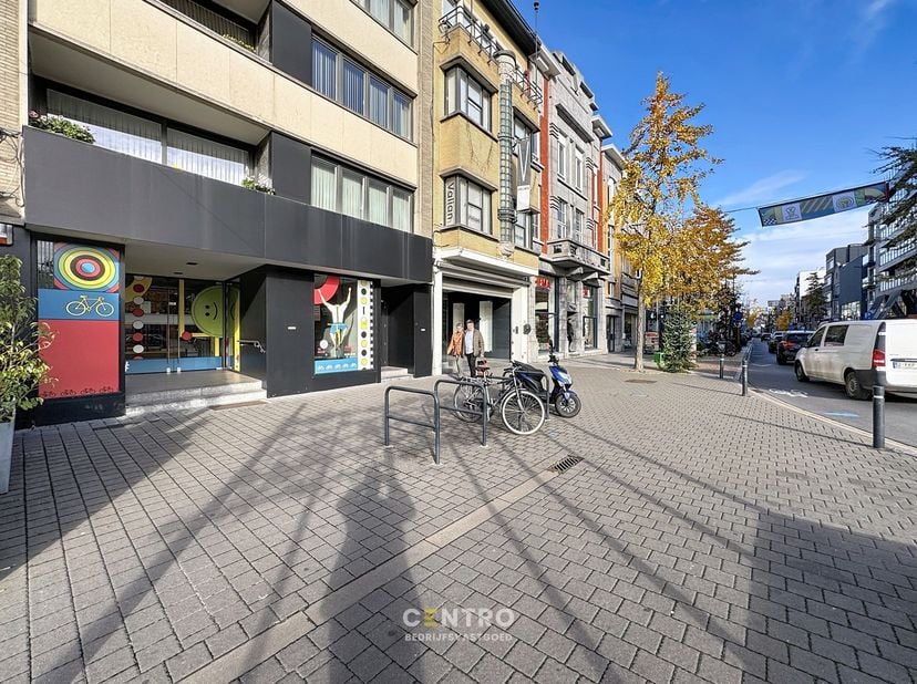 Handelspand met parkeergelegenheid voor de deur op één van de beste locaties van Roeselare aan zeer SCHERPE PRIJS!<br />
<br />
Bijzonderheden:<br />