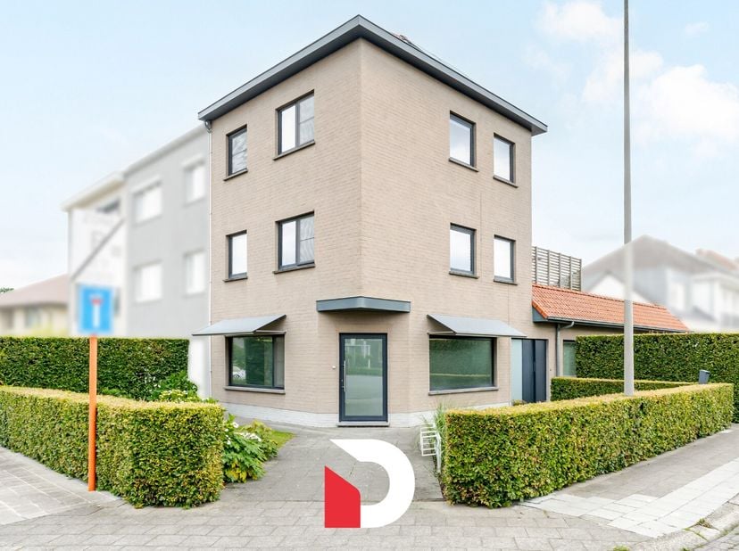 Maak kennis met deze veelzijdige en volledig instapklare woning gelegen op wandel -en fietsafstand van het centrum van Brugge. Deze halfopen hoekwonin