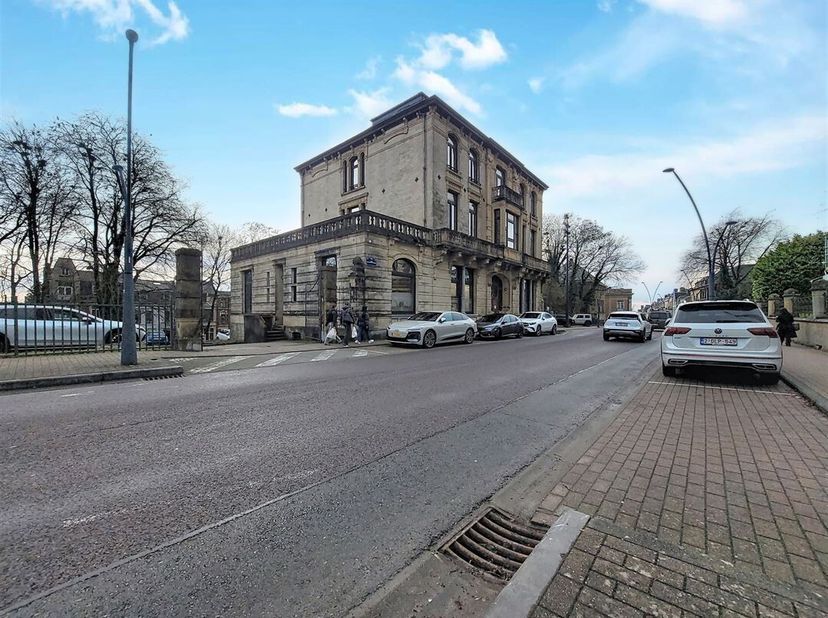 W Immobilière vous propose en location, à Arlon, au deuxième étage dun superbe bâtiment de caractère, une surface de bureaux denviron 160 m², idéale p