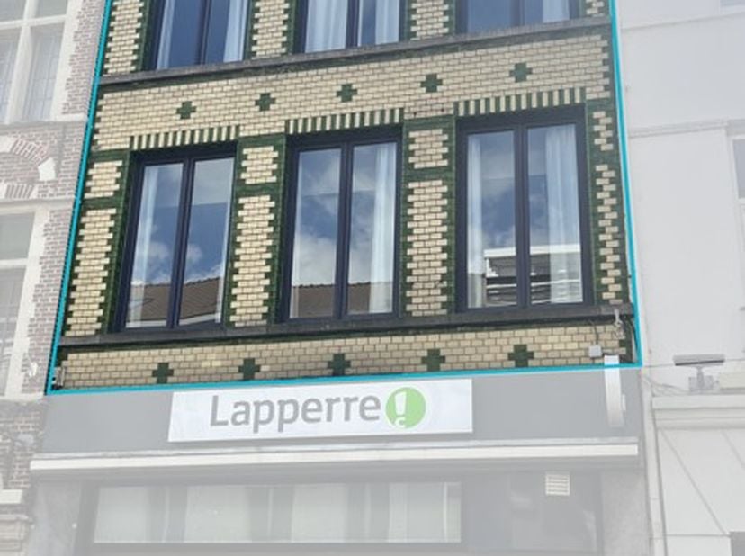 Dit appartement is net gerenoveerd en is vlakbij de markt van Oudenaarde gelegen ter hoogte van Broodstraat 27 (ingang via achterzijde). Het triplex a