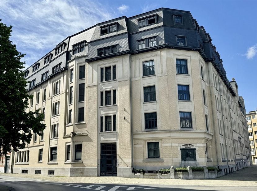 Description : Situation AAA+, hautement appréciée sur la Place Brugmann à Ixelles, dans l'ancien immeuble de La Croix Rouge avec sa façade classée, et