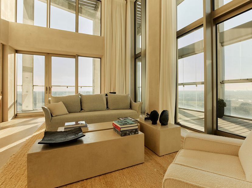 ZZ 24 ZUID Gelegen op de 24ste verdieping van de iconische Zuiderzicht-toren in Nieuw Zuid, biedt deze luxueuze en bemeubeld duplex-penthouse een onge