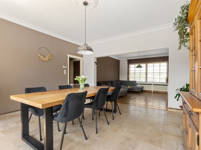Charmante en ruime gezinswoning met 5 slaapkamers en zonnige tuin in Geel<br />
Bij het betreden van de woning komt u terecht in de ruime inkomhal die