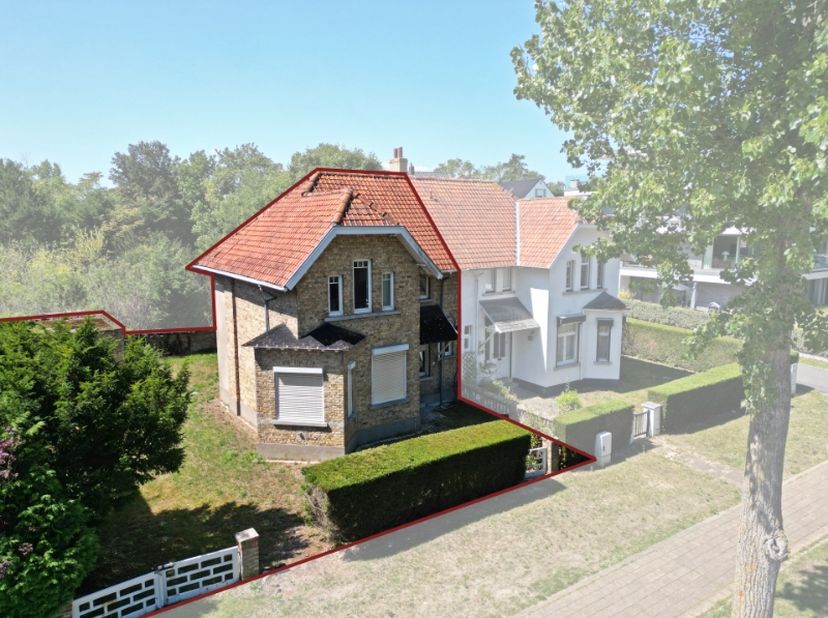 Op een uitstekende ligging langs de Leopold II Laan, op wandelafstand van de zee en het centrum, vinden we deze charmante koppelwoning. De woning bied