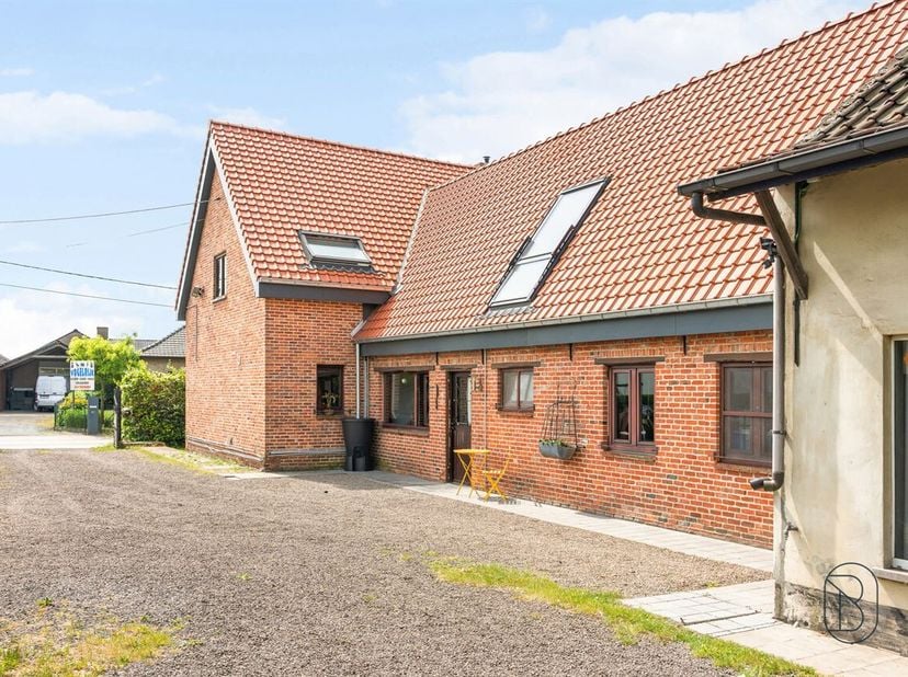 Te koop: ruime woning met 5 slaapkamers, dubbele garage en bijgebouw op 2.279 m²<br />
In Sint-Kruis-Winkel bevindt zich deze ruime gezinswoning op ee