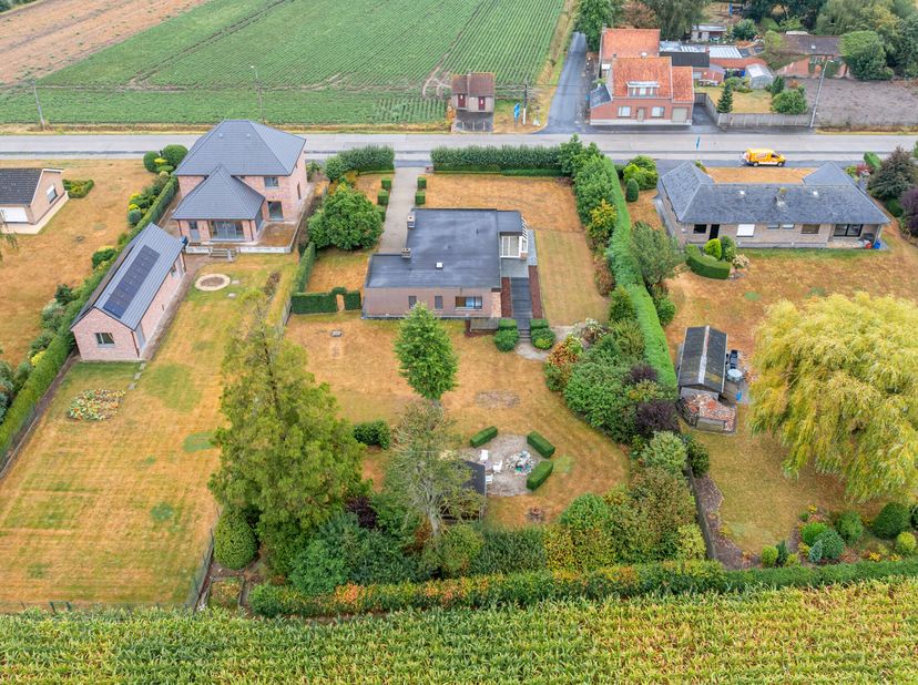 Op te frissen bungalow met 3 slaapkamers, ruime garage en oprijlaan.<br />
Troeven:<br />
- Ruim perceel van 2385 m2<br />
- Landelijk wonen (vergezic