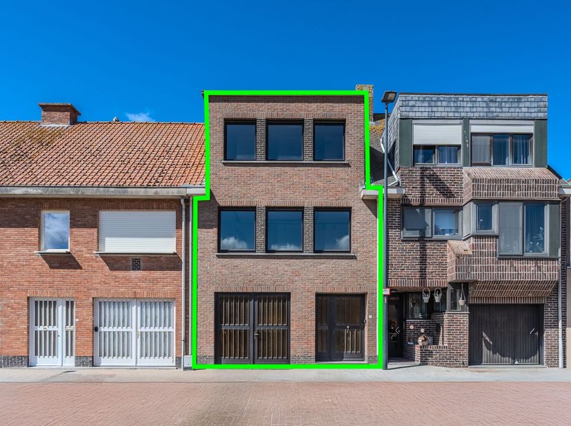 Deze ruime bel-étagewoning is gelegen op het Oudstrijdersplein 6 in Middelkerke en biedt heel wat mogelijkheden voor wie op zoek is naar een woning di