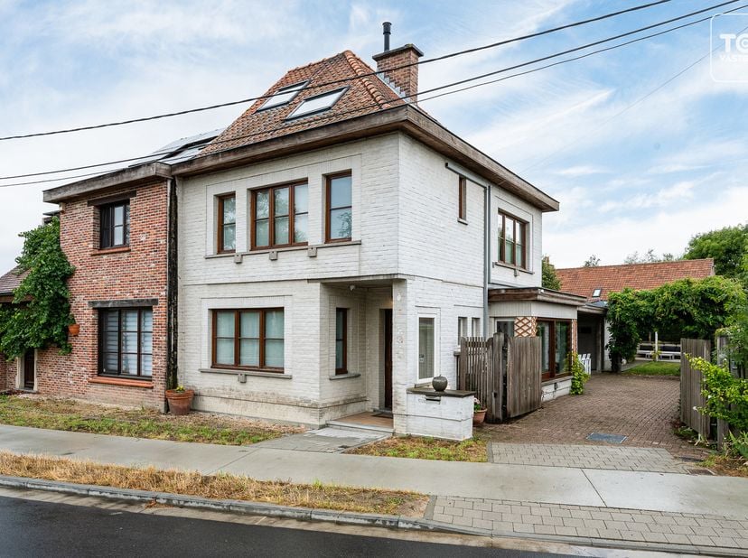 Deze halfopen bebouwing is gelegen op een bijzonder aangename en groene locatie in Drongen, waar rust en privacy centraal staan. <br />
Tegelijk bevin