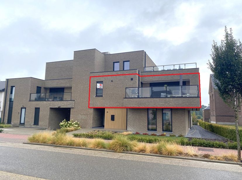 Dit mooie en praktisch ingerichte appartement is voorzien van alle inbouwkasten en comfort en is gelegen in Linde, deelgemeente van Peer.<br />
INDELI
