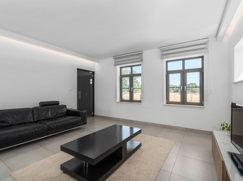 Deze energiezuinige nieuwbouwwoning in Grote-Brogel combineert rust en comfort. Gelegen in een doodlopende, kindvriendelijke straat, vlak bij scholen,
