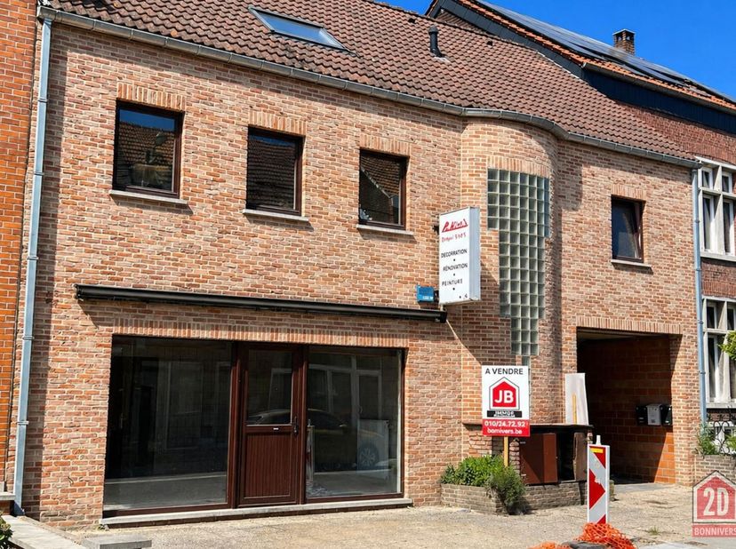 BONNVERS - 2D biedt een beleggingspand aan van 3 eenheden, van ±200 m².<br />
<br />
Gelegen in een rustige en semi-landelijke omgeving van de stad