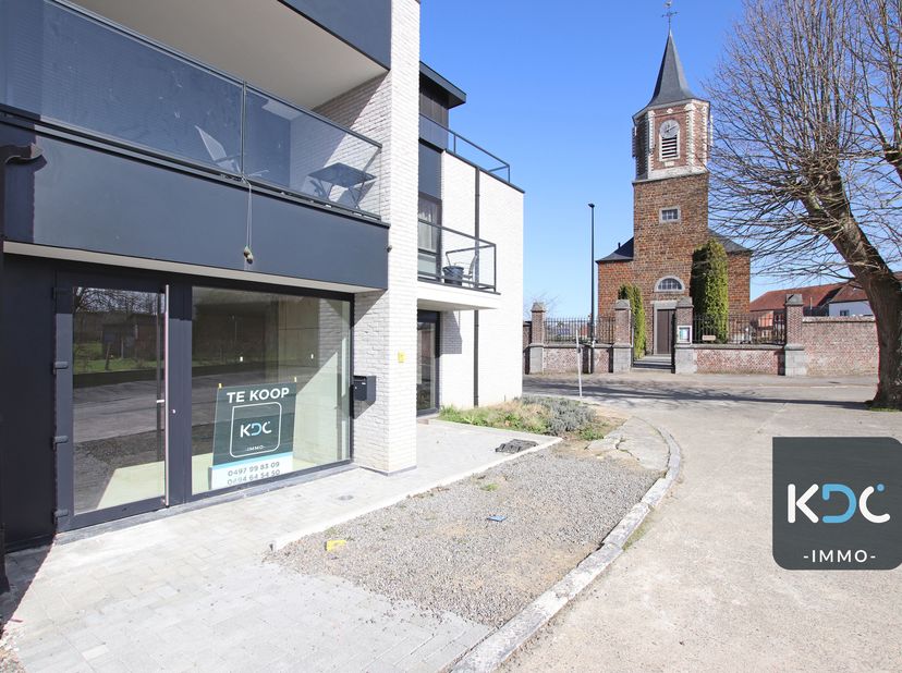 Centraal gelegen nieuwbouw handelspand in het centrum van Ottenburg, casco afwerking, inclusief ondergrondse berging/kelder. Mooie vitrine en veel lic