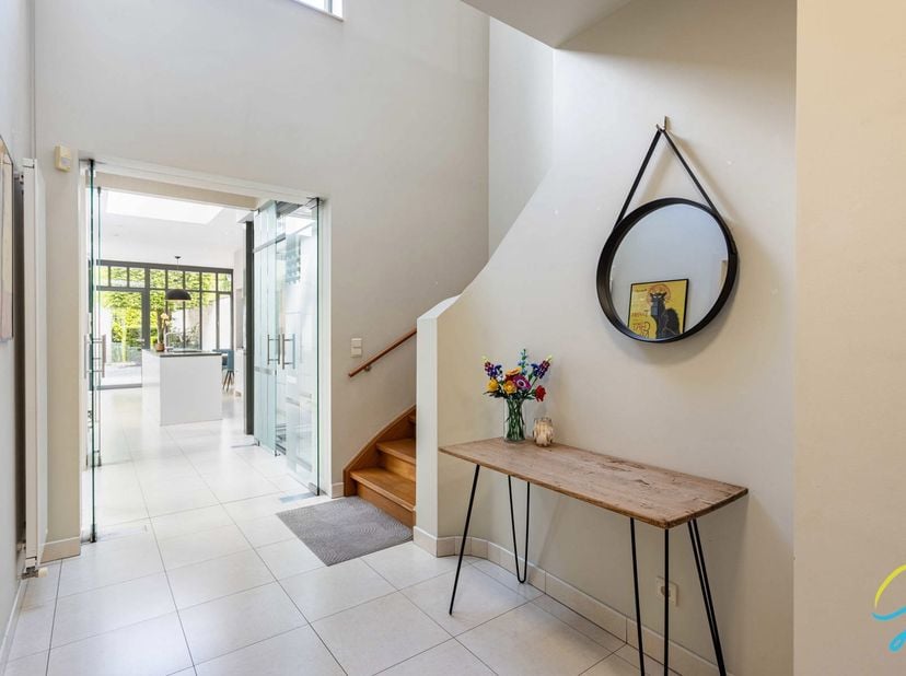 Te koop te Zele!<br />
Gelegen in het hart van Zele bevindt zich deze prachtig afgewerkte woning waar ruimte, comfort en energiezuinig wonen centraal