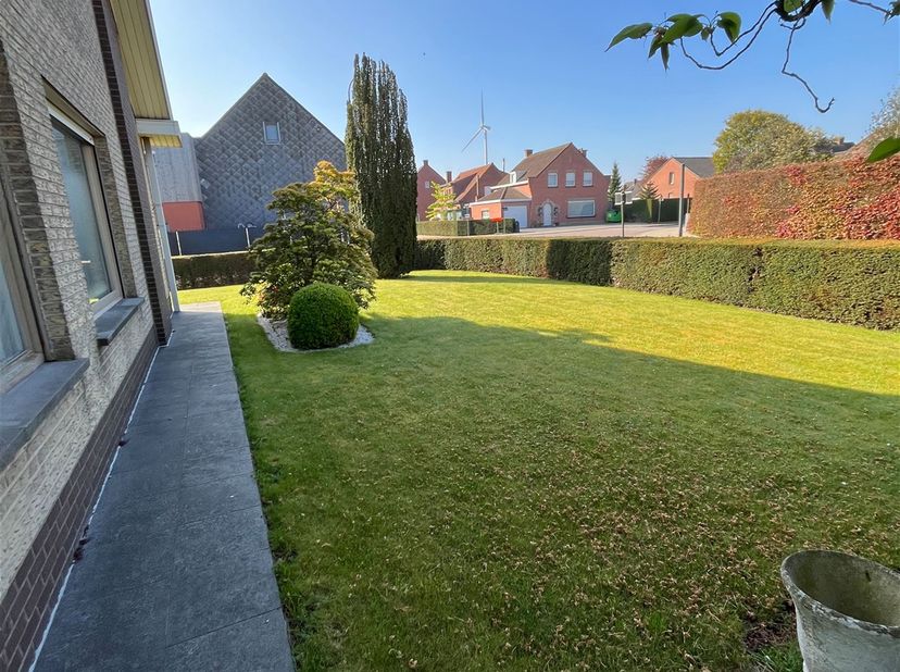 Alleenstaande woning op een hoekperceel van 926 m2.<br />
Deze woning heeft een inkomhal met vestiaire, ruime woonkamer met eet-en zithoek, koele ber
