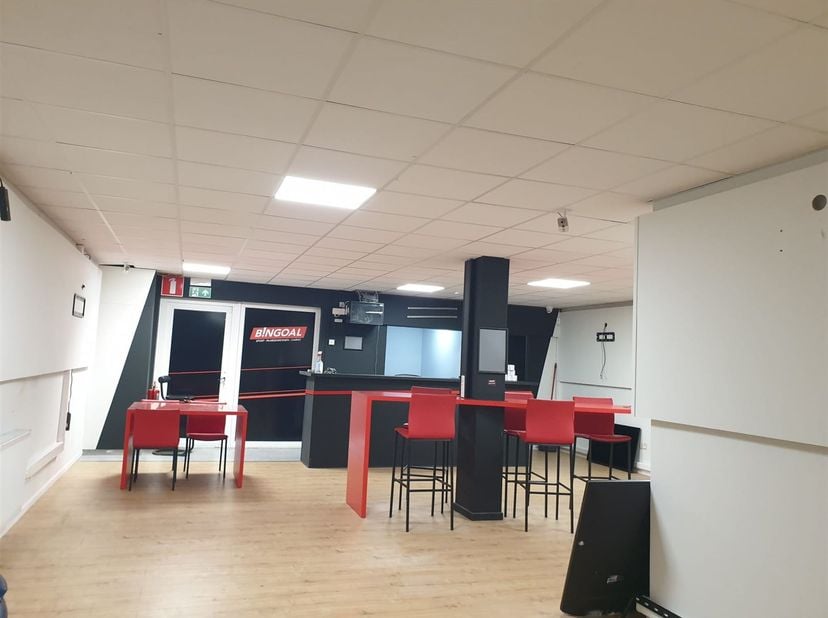 Demandez votre visite à info@optimusvastgoed.be !<br />
A LOUER : immeuble commercial (114m²) à Zolder !<br />
Cet immeuble commercial est situé sur