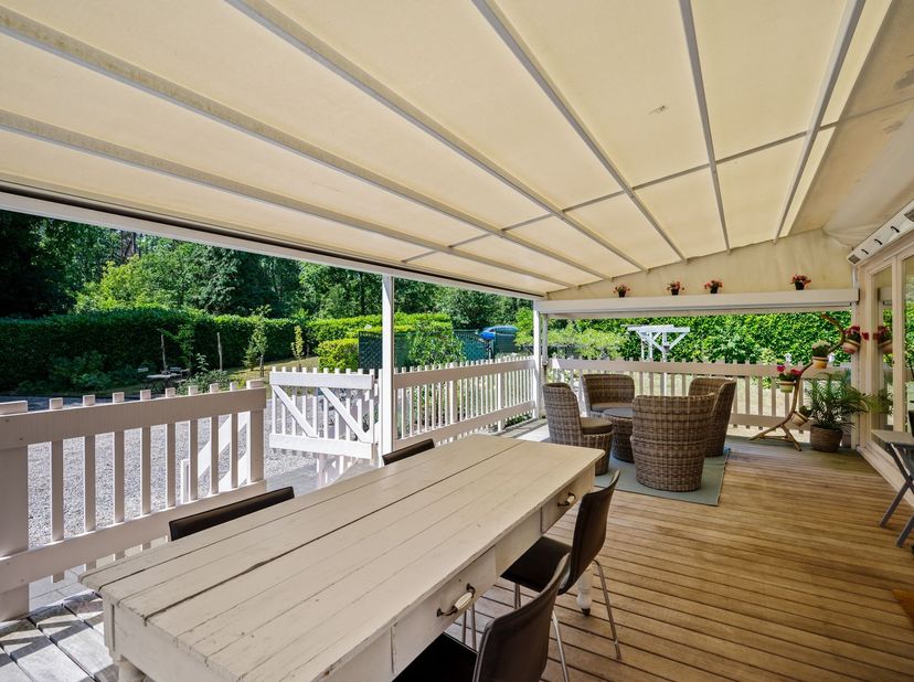 Chalet met 2 slpk op 16a 48ca<br />
<br />
Dit buitenverblijf werd oorspronkelijk gebouwd in 1997 en onderging in 2010 een grondige renovatie. De ch