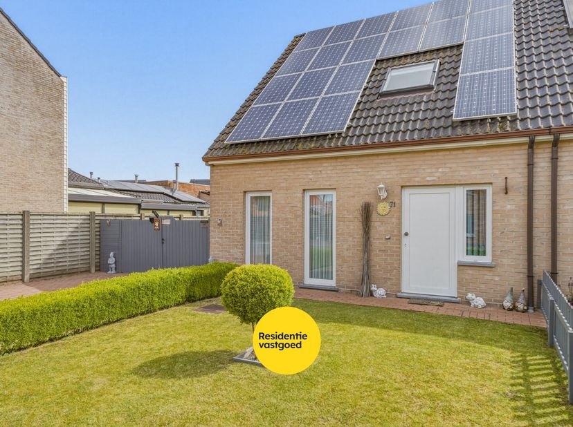 In het rustige en aangename Zandvoorde bevindt zich deze verzorgde halfopen bebouwing op een perceel van 449 m². De woning werd gebouwd in 2004 en com