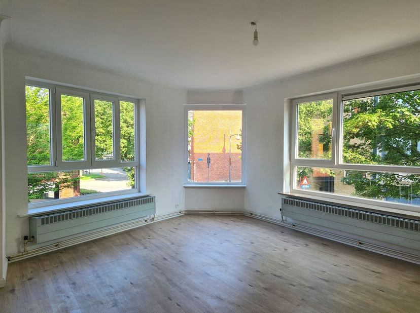 Instapklaar 2-slaapkamerappartement met zonnig terras<br />
<br />
Ligging: Het appartement is uitstekend gelegen in het verlengde van de jachthaven