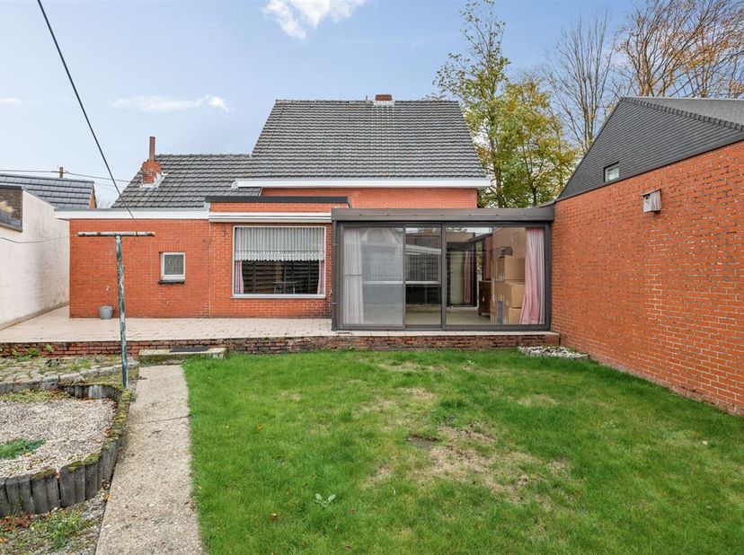 Te renoveren woning met 3 slaapkamers op 443 m²<br />
Deze gezinswoning is rustig gelegen in een groene omgeving, maar geniet toch een uitstekende ber