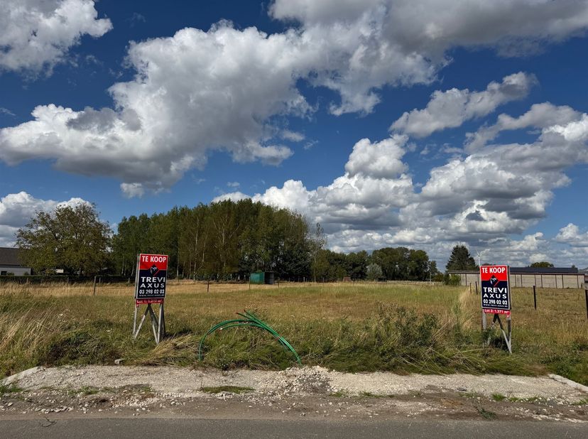 PRACHTIG GELEGEN PERCEEL BOUWGROND VOOR HALFOPEN BEBOUWING.<br />
 Landelijk en rustig gelegen langsheen de Wachtingstraat te Breendonk.<br />
 De n