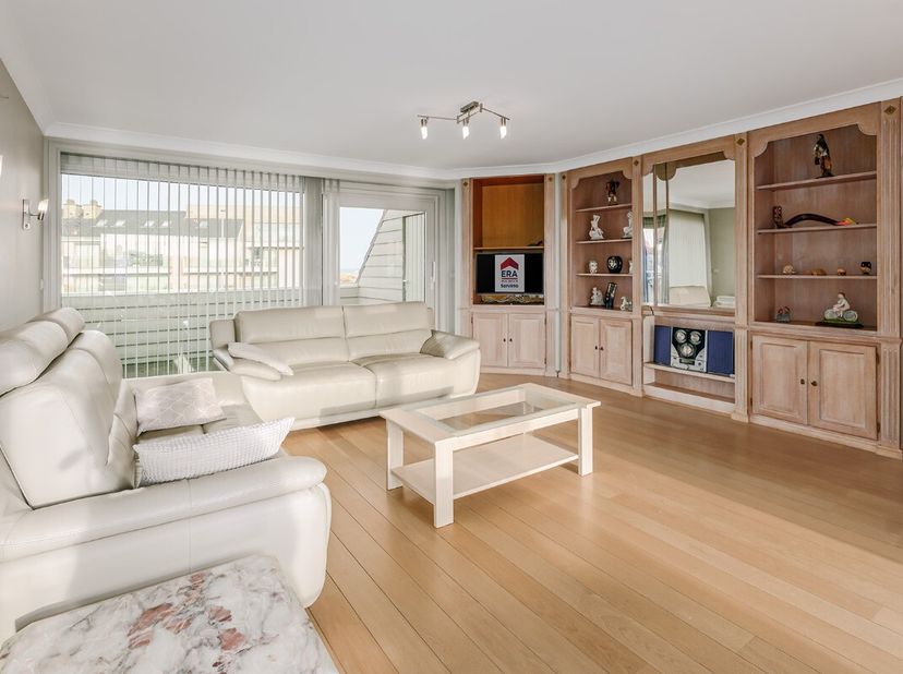 Geniet van de rust en het uitzicht op de zee en duinen vanuit dit prachtige duplex-appartement (140m²), gelegen in te Groendyk Oostduinkerke. Met zijn