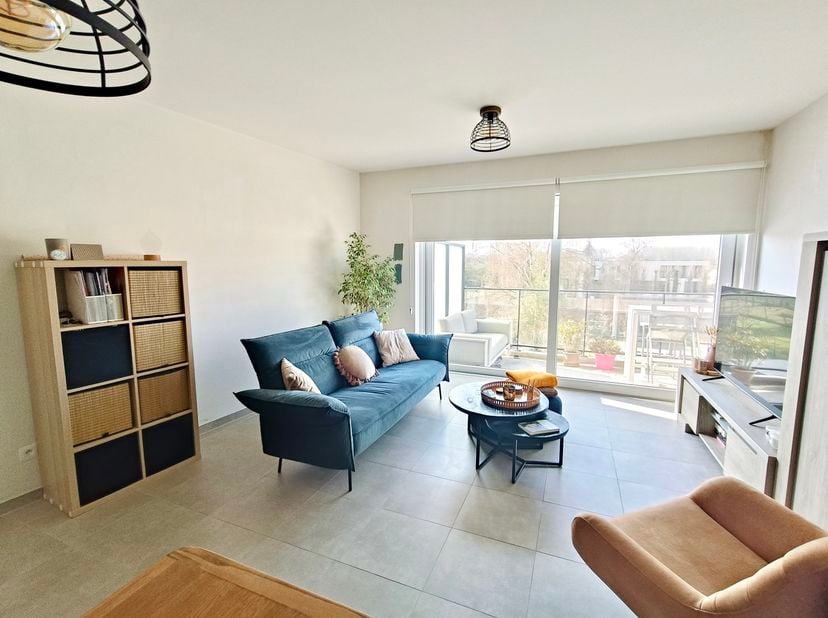 Dit stijlvol en recent appartement in Herzele is ideaal gelegen op wandelafstand van het station, scholen, winkels en diverse mooie wandelroutes. Dit