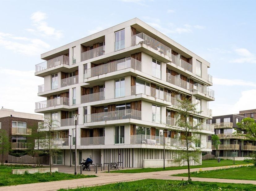 Ligging: Dit recent appartement bevindt zich in een aangename en rustige omgeving met een vlotte verbinding naar Antwerpen en omliggende gemeenten. Wi