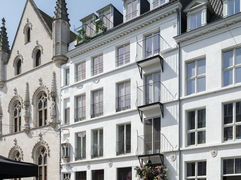 Découvrez ce bien immobilier exclusif via : https://thibaultfiers.be/eigendom/wonen-op-een-absolute-toplocatie-exclusief-instapklaar-stadsappartement/