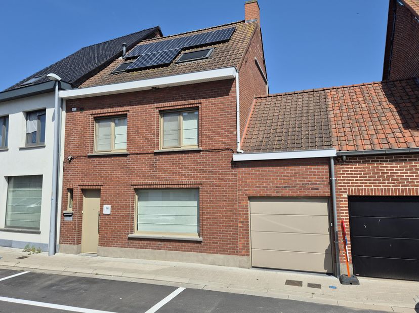 Uit de hand te koop: instapklare ruime gezinswoning met 4 slaapkamers met aanpalende garage. Deze energiezuinige (EPC B) bevindt zich op wandelafstand