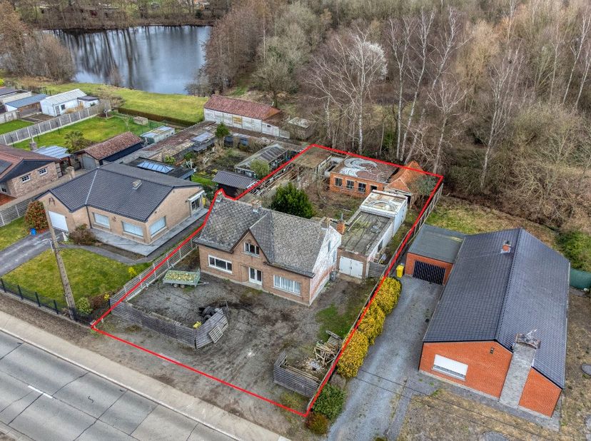 Deze woning biedt een solide basis voor wie op zoek is naar een sloop en heropbouw project met potentieel. Dankzij de mooie perceelsoppervlakte geniet