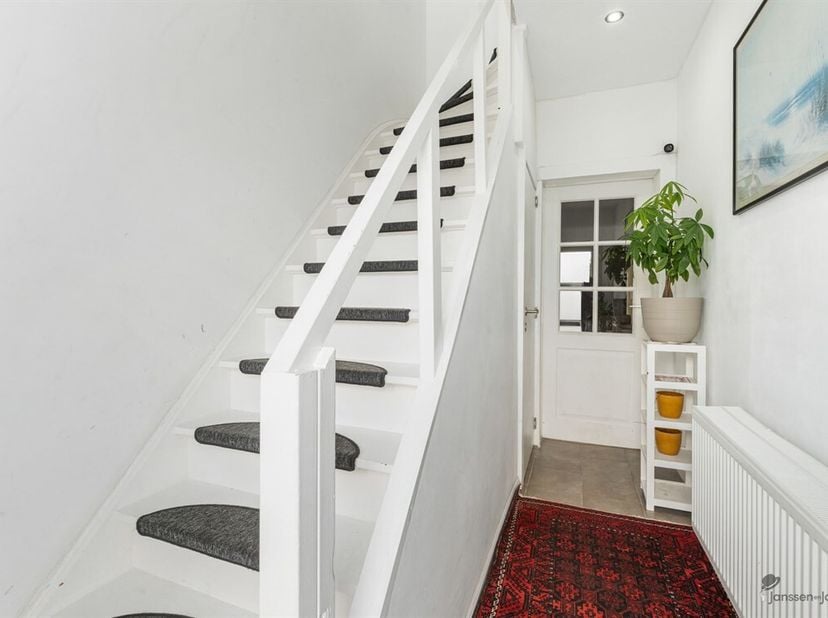 Op zoek naar een ruime woning waar u meteen kunt intrekken? Deze verrassend ruime rijwoning in Mol biedt maar liefst 185 m² woonoppervlakte op een moo