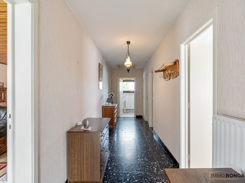 Bent u op zoek naar een woning met alle wooncomfort op het gelijkvloers? Dan is deze charmante bungalow zeker een bezoek waard.<br />
<br />
De woning