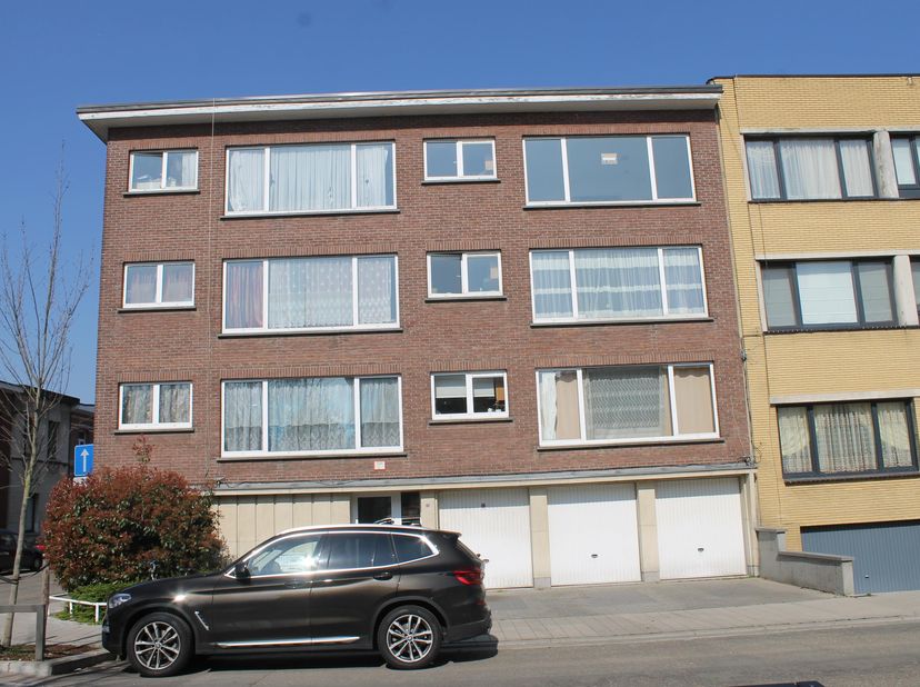 Appartement op de derde verdieping met 1 slaapkamer, woonkamer, keuken, inkomhal, toilet, badkamer met douche, en een individuele bergruimte in de kel