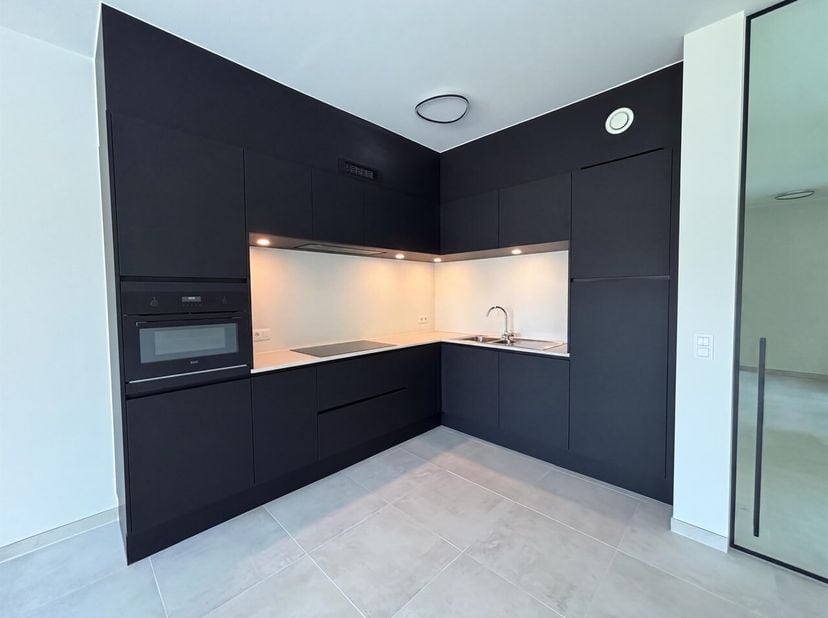Ontdek dit uitzonderlijke appartement op de eerste verdieping, gelegen in de stijlvolle en groene woonwijk Flora. Dankzij de uitstekende ligging bevin