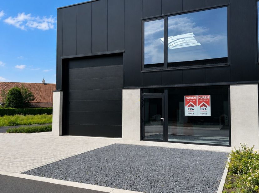 Bedrijfsunit te huur in Elverdinge  158 m² met parkings en laadkaai Ontdek deze recente bedrijfsunit van 158 m² in Elverdinge, ideaal voor opslag, ate