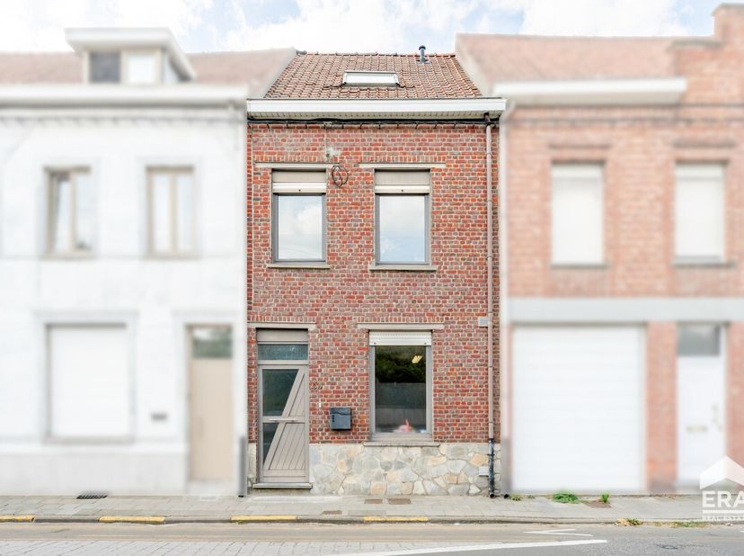 Te koop: instapklare woning met 3 slaapkamers en zonnige tuin te koop in Harelbeke.Op zoek naar een instapklare starters- of gezinswoning met veel com