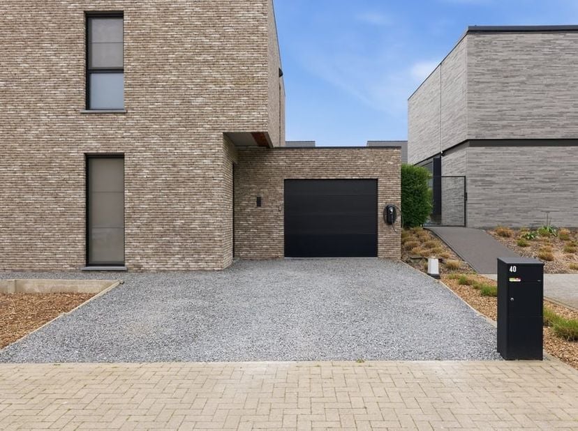 Bent u op zoek naar een instapklare woning waar luxe, comfort en hedendaagse technieken perfect samenkomen? Dan is deze prachtige open bebouwing aan H