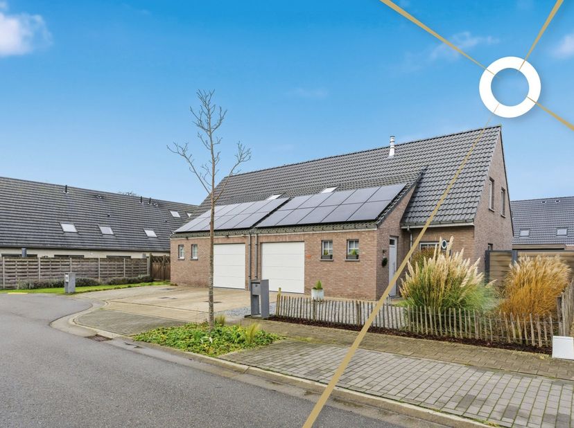 In het rustige Smeyershof te Harelbeke, op het einde van een doodlopende straat, bevindt zich deze prachtige halfopen bebouwing uit 2016. De woning co