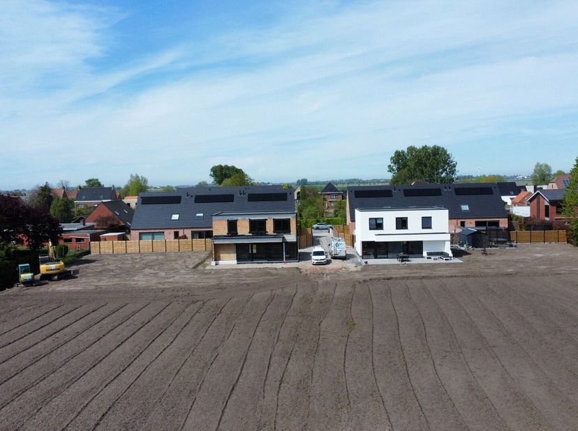 Deze rustig gelegen alleenstaande nieuwbouwwoning met prachtig zicht op de velden heeft een bewoonbare oppervlakte van 195 m² en is gelegen op een gro