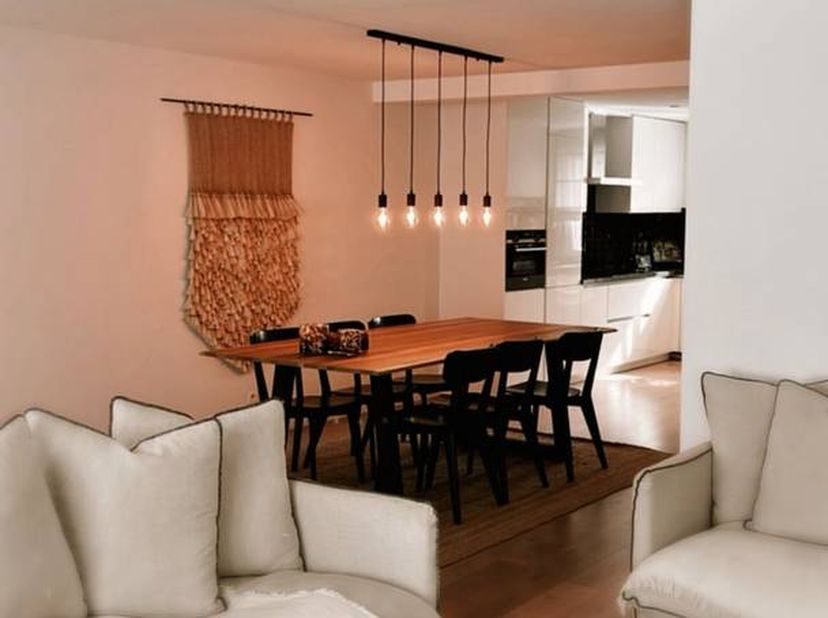 Op slechts 200mvan het strand, het casino en tal van winkels bevindt zich dit prachtig gerenoveerde duplexappartement te Blankenberge. <br />
Dit lich