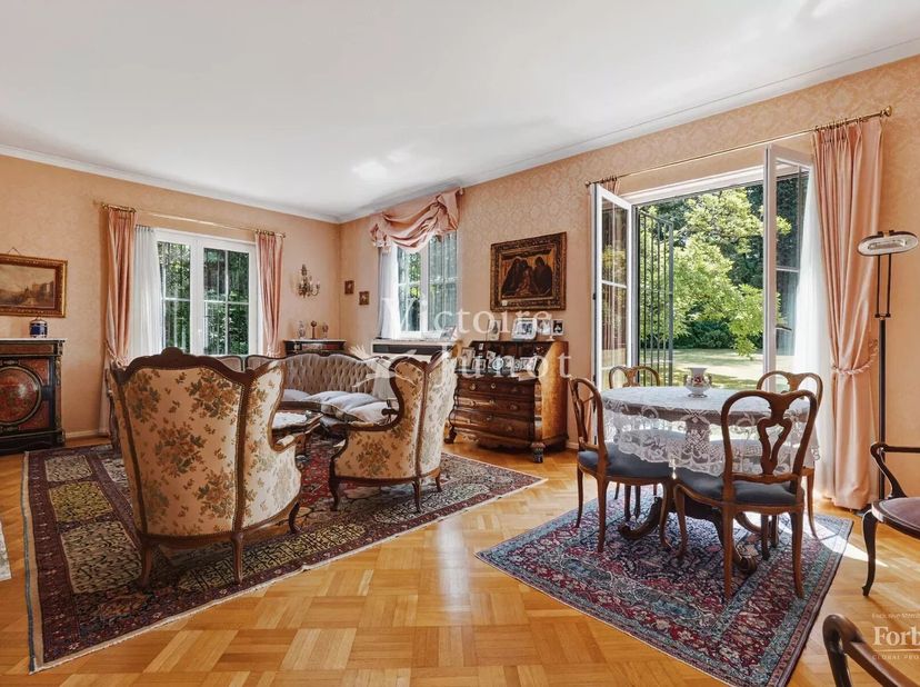 Victoire-Junot heeft het genoegen u deze prachtige villa met lift voor te stellen, ideaal gelegen op een zuidgericht perceel van ± 17,35 are, zonder i