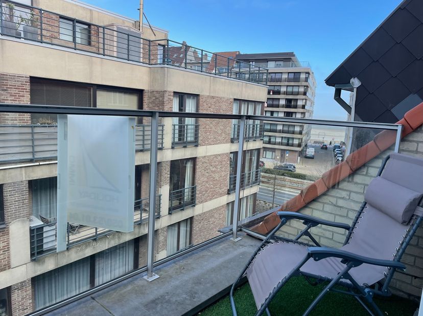 Ontdek dit prachtige duplexappartement op een toplocatie vlak bij de zeedijk en Delhaize.<br />
<br />
Vooraan geniet je van een aangenaam terras met