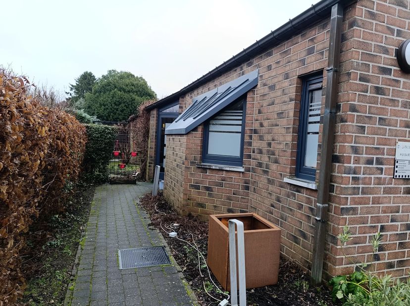 Instapklare praktijk- of kantoorruimte met parking te huur  Kapelstraat 52A, Pellenberg<br />
Deze kantoorruimte is uiterst functioneel ingedeeld en b
