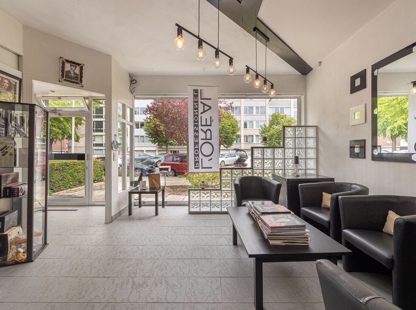Situé dans un quartier central et recherché de Borgerhout, nous vous proposons ce commerce de 90 m².<br />
<br />
Localisation :<br />
Situé au 181 Lo