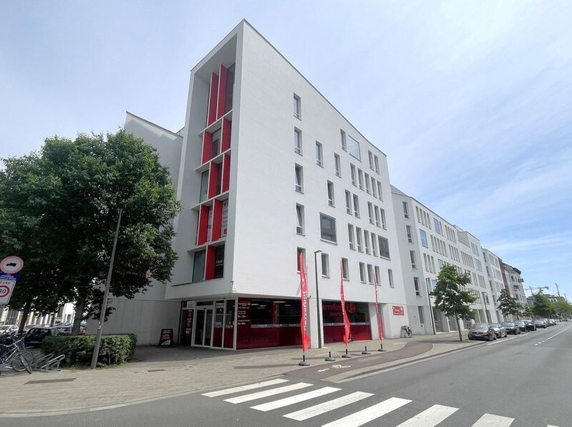 458m² d'espace de bureau au 2ème étage (extensible à 769m²)<br />
Emplacement : à proximité de l'A12, de l'E19, de l'E17 et du ring; près du boulevard