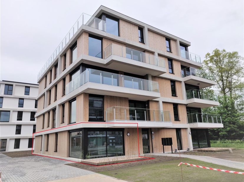 Spacieux appartement de plain-pied avec 1 chambre, terrasse et place de parking<br />
<br />
Situation : Cet appartement moderne bénéficie d'un empl